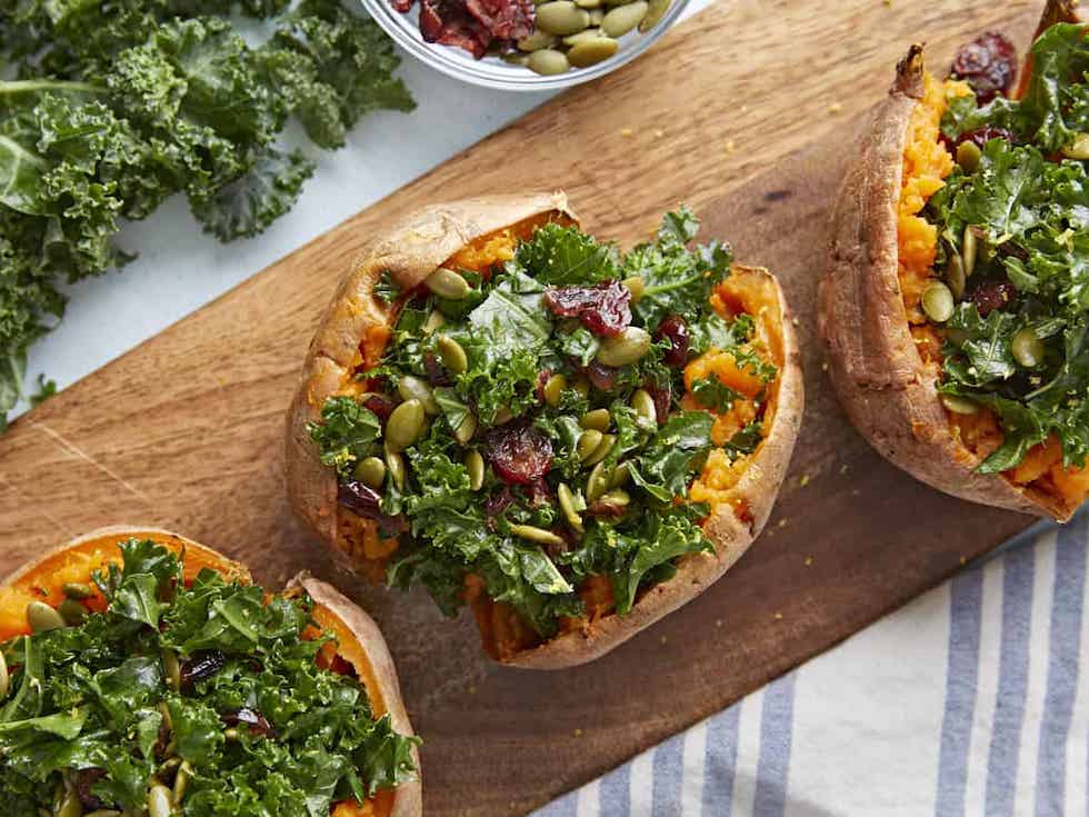 Camote relleno con kale y cranberries