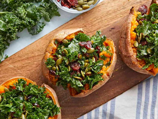 Camote relleno con kale y cranberries